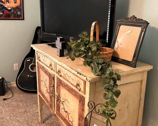 Antique cabinet / dresser