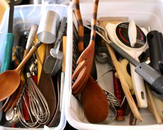 Various kitchen utensils 