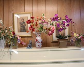 Nice assortment of floral decor