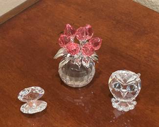 Miniature crystal figurines. 