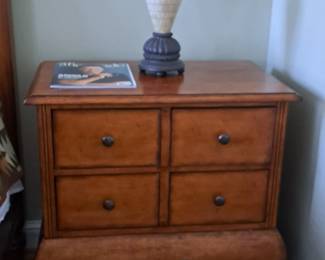 Pr of nightstands
