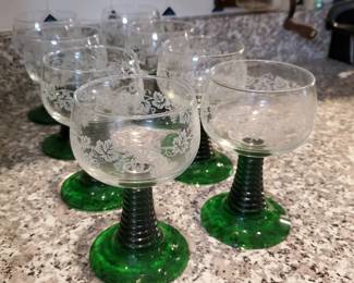 Set of 8 vintage green wine glasses
Etched grapevines/beehive stems