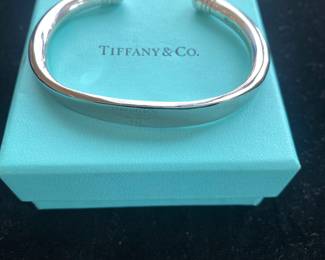 $250.00  - Tiffany & Co Elsa Peretti Open Bangle Sterling
Pic 1 of 3