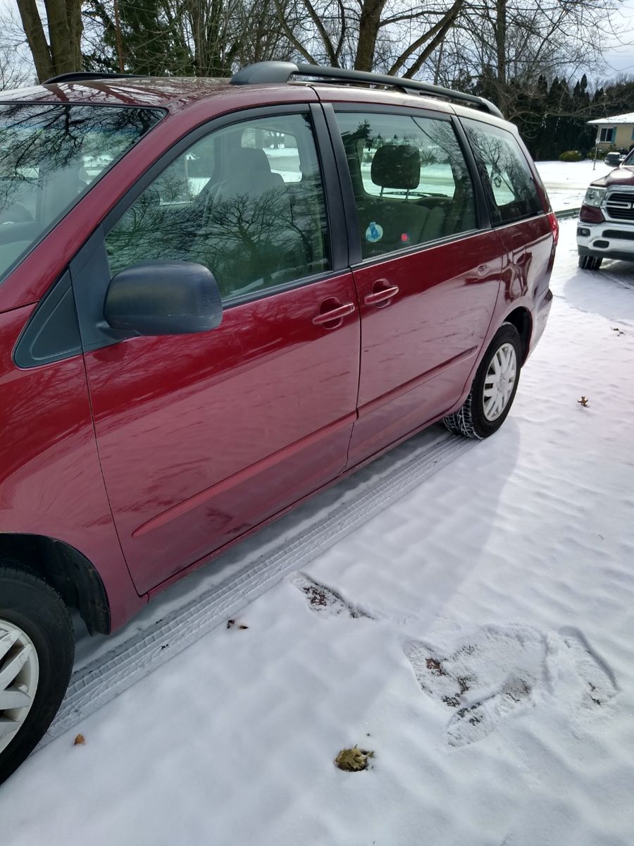 2006 Toyota Sienna CE, VIN #5TDZA23CX6S510383;  95,500 mi