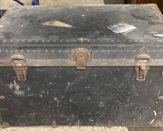 ANTIQUE STEAMER TRUNK