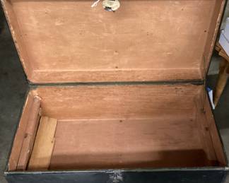 ANTIQUE STEAMER TRUNK
