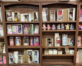 SHELF LOT ASHLEY DRAKE & BARBIE