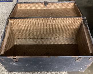 ANTIQUE STEAMER TRUNK