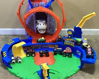 HOT WHEELS MONSTER TRUCK T-REX VOLCANO PLAY SET WITH TRUCKS