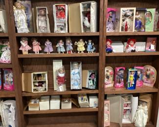 SHELF LOT ASHLEY DRAKE & BARBIE