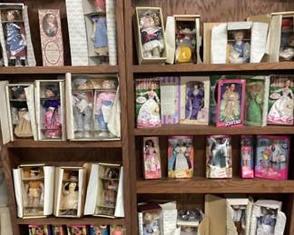 SHELF LOT ASHLEY DRAKE & BARBIE