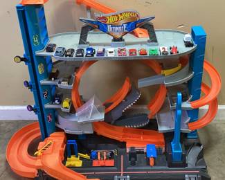 HOT WHEELS ULTIMATE GARAGE SHARK PLAYSET WITH HOTWHEELS