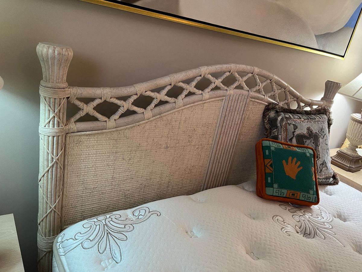 Thomasville bedroom suit queen