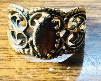 14k gold garnet ring sz 6
