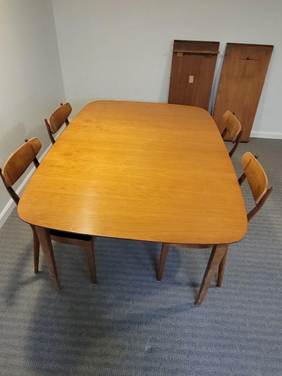 Sun coast by Drexel Mid Century Modern dinning room table and 4 chairs. Size without the two inserts is 63" x 44" and the inserts are 20" each.