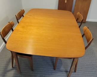 Sun coast by Drexel Mid Century Modern dinning room table and 4 chairs. Size without the two inserts is 63" x 44" and the inserts are 20" each.
