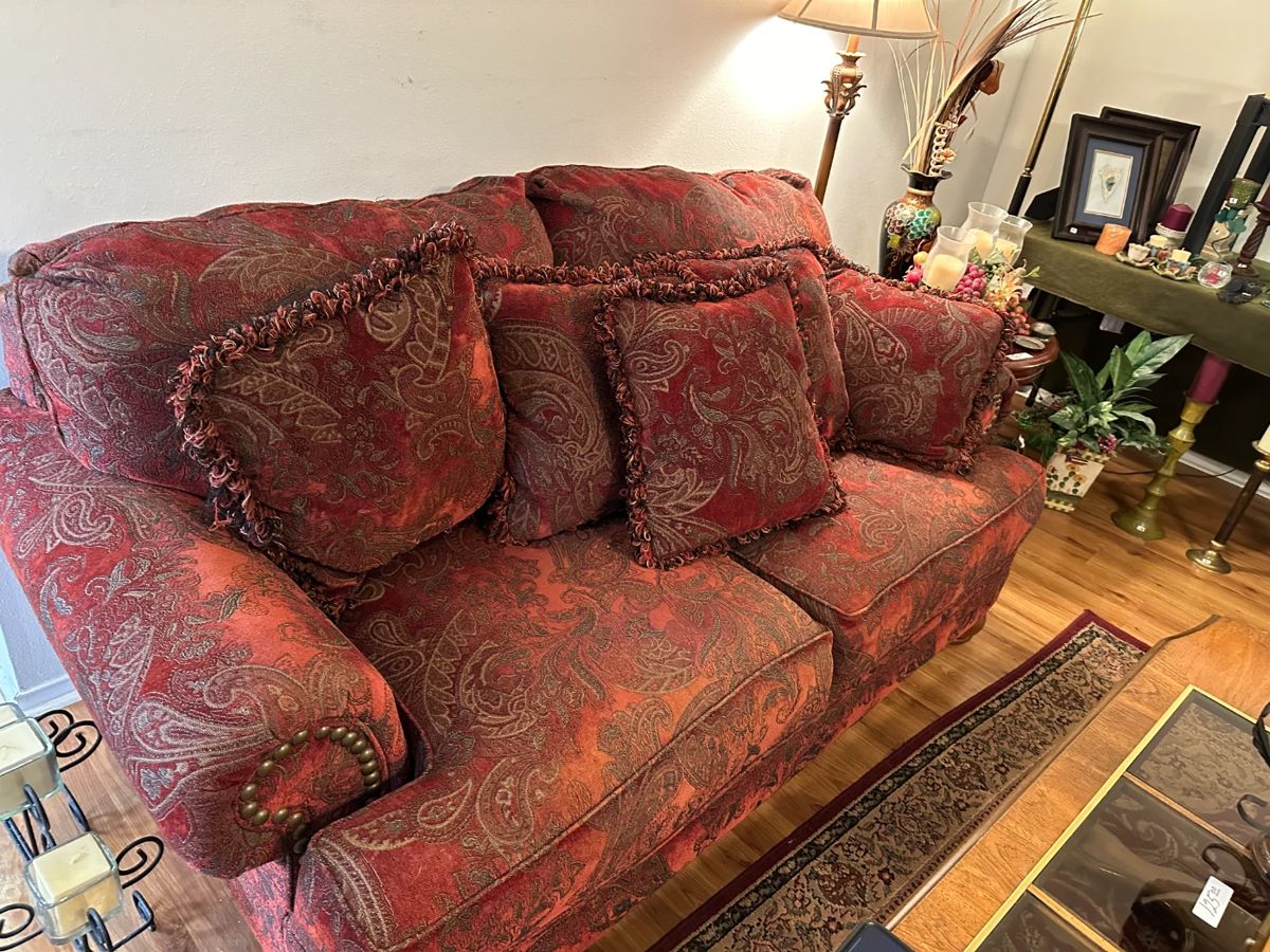 Ver comfortable two cushion sofa with extra cushions