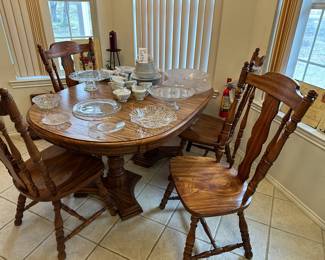 Very heavy dining room set with 4 chairs and one leaf