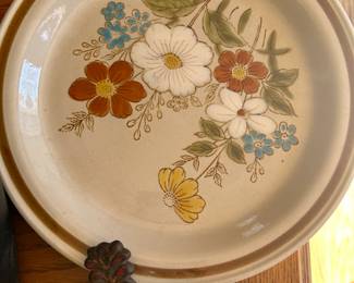 1970'S HIGHLAND FLORALS COLLECTION STONEWARE DISHES HIGHLAND BLUE' 33 Piece SET