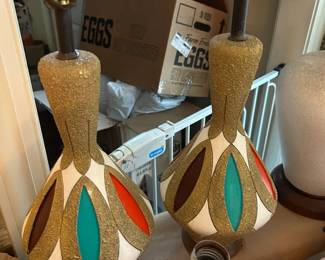 MID CENTURY MODERN PAIR OF GLAZED CERAMIC TABLE LAMPS
