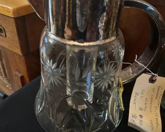 Vintage Quist Wurttemberg silver plated Crystal Carafe Pitcher 10" tall, Germany.
The base is 6&6/8" wide, 5.3 Lb
Almost 9" wide( including the handle)
Beautiful design, with flowers.