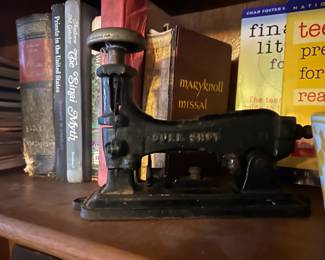 Sure Shot staple driver, 1920s. Made of cast iron in the USA. Dimensions: 8 x 4 x 2
