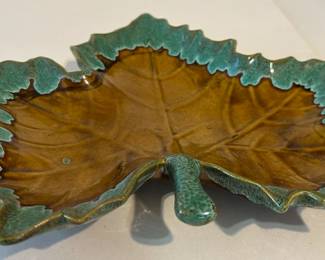 Vintage 1980 Van Briggle Pottery Colorado Springs Brown Leaf Dish
Dimensions: 9.75" Deep X 8.75" Width x 1.5" Height
Weight: 8.4 ounces
This dish was purchased new in the 1980s and remained with the original owner. She is downsizing and is now available for purchase.
Disclosures: This set is in excellent condition with normal signs of wear on the bottom, while the top is pristine. (Please see the pictures for details.)