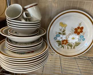 1970'S HIGHLAND FLORALS COLLECTION STONEWARE DISHES HIGHLAND BLUE' 33 Piece SET