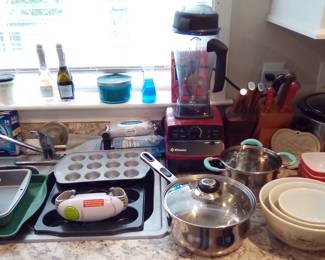 ALL OF THE BAKING PANS ARE LIKE NEW, NO SCRATCHES AT ALL!