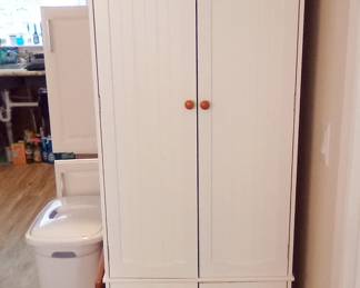 NICE CLEAN CABINET FOR YOUR KITCHEN.