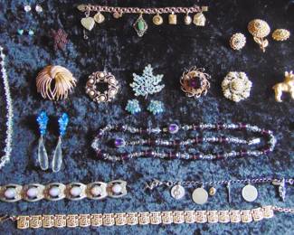 LOTS OF JEWELRY