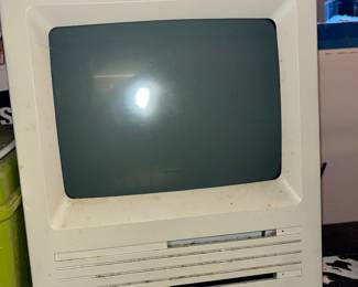 Macintosh SE with keyboard & Floppy Discs