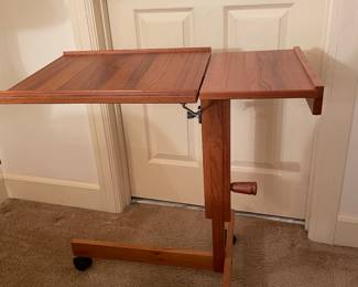 Adjustable wood rolling table