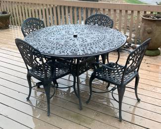 ORGINAL HANAMINT GRAND TUSCANY PATIO OUTDOOR DINING TABLE with 4 CHAIRS.
All Pieces Cast Aluminium, Desert Bronze. Very good condition. New cost was $1800.00, selling pnow for only $750.00.