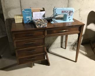 Working singer sewing machine in nice cabinet