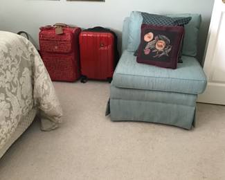 Nice side chairs, many pillows