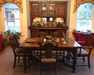 Oak dinning room table & 5 chairs with a matching sideboard