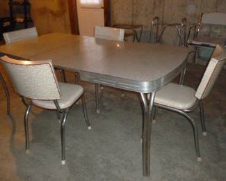 Mid-Century Modern Table w/4 chairs & 2 leaves