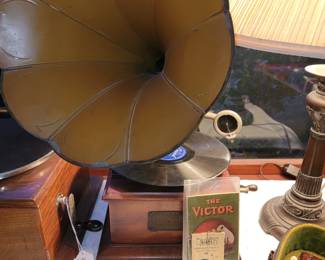 Victor Victrola with horn works