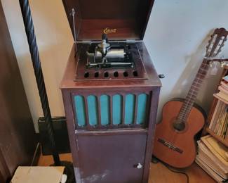 Cylinder Victrola works