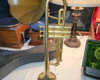 Stunning etched gold trumpet 