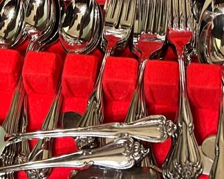 12 PLACESETTINGS OF ONEIDA WILLIAM ROGERS SILVERWARE IN BOX PLUS EXTRA SERVING PIECES