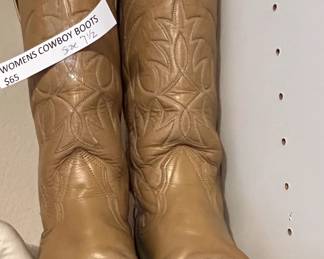 Size 7 1/2 womens cowboy boots.  Look at those toes!