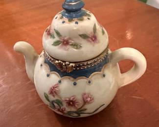 Vintage porcelain trinket box