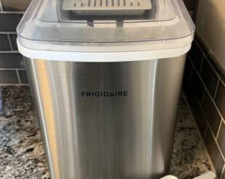 Countertop Frigidaire ice maker