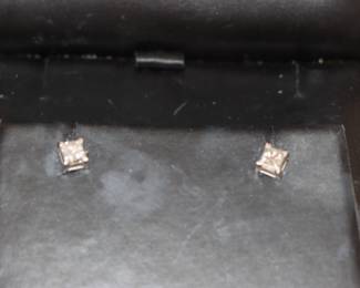 14 Kt White Gold Diamond Earrings (0.92 cts.) 2.1 dwt Clarity SI-1 / Color F-G