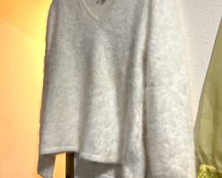 Belldini White V-Neck Fuzzy Sweater - Size XL
