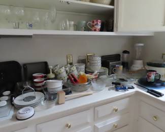 Kitchen contents, blender, slow cooker, toaster, Pyrex, coffee cups.