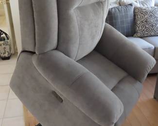 Like new reclining lift chair. Built in controls and USB charging plug.