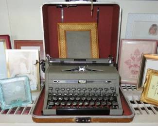 Vintage Royal Typewriter/Picture Frames